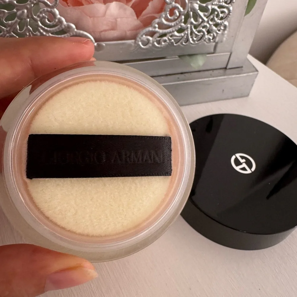 Giorgio Armani Loose Setting Powder in Soft Pink with Black Lid